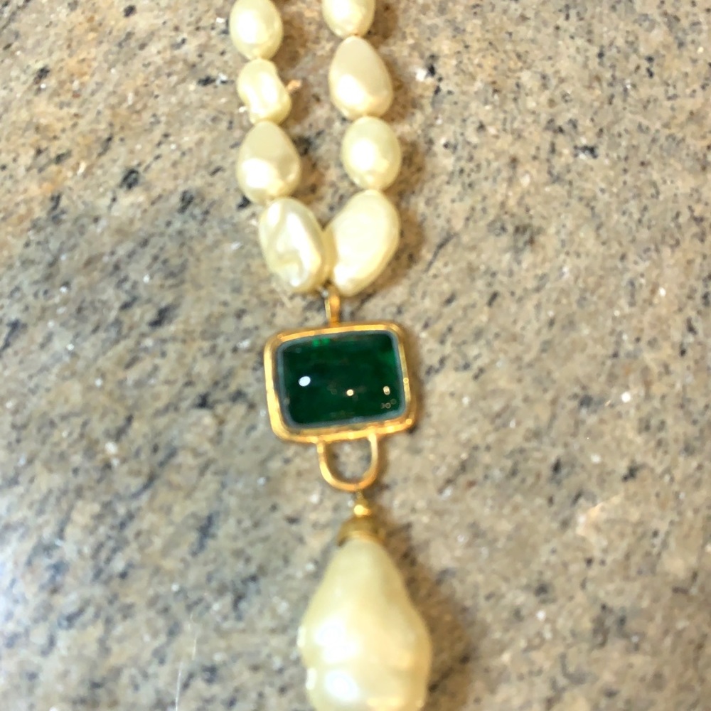 Authentic Vintage Chanel Gripoix Green Stone Baroque Pearl Drop Necklace - Picture 3 of 4